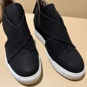 Black, size 6, casual, crisscross top, athletic look